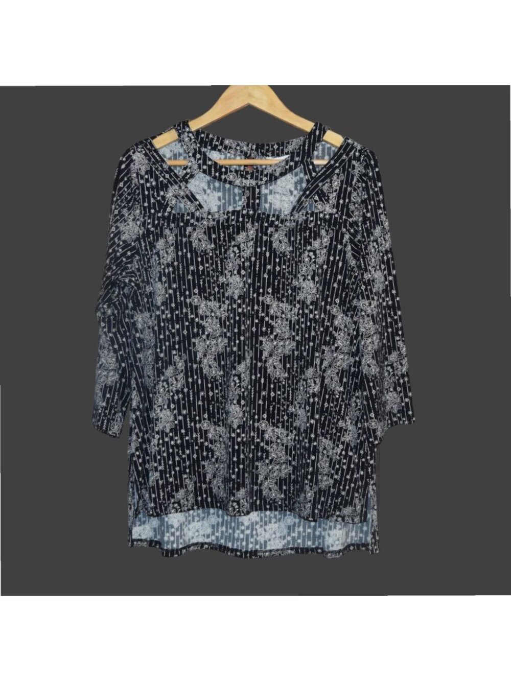 Cato  Women's Sz 14/16W  Patterned  Blouse